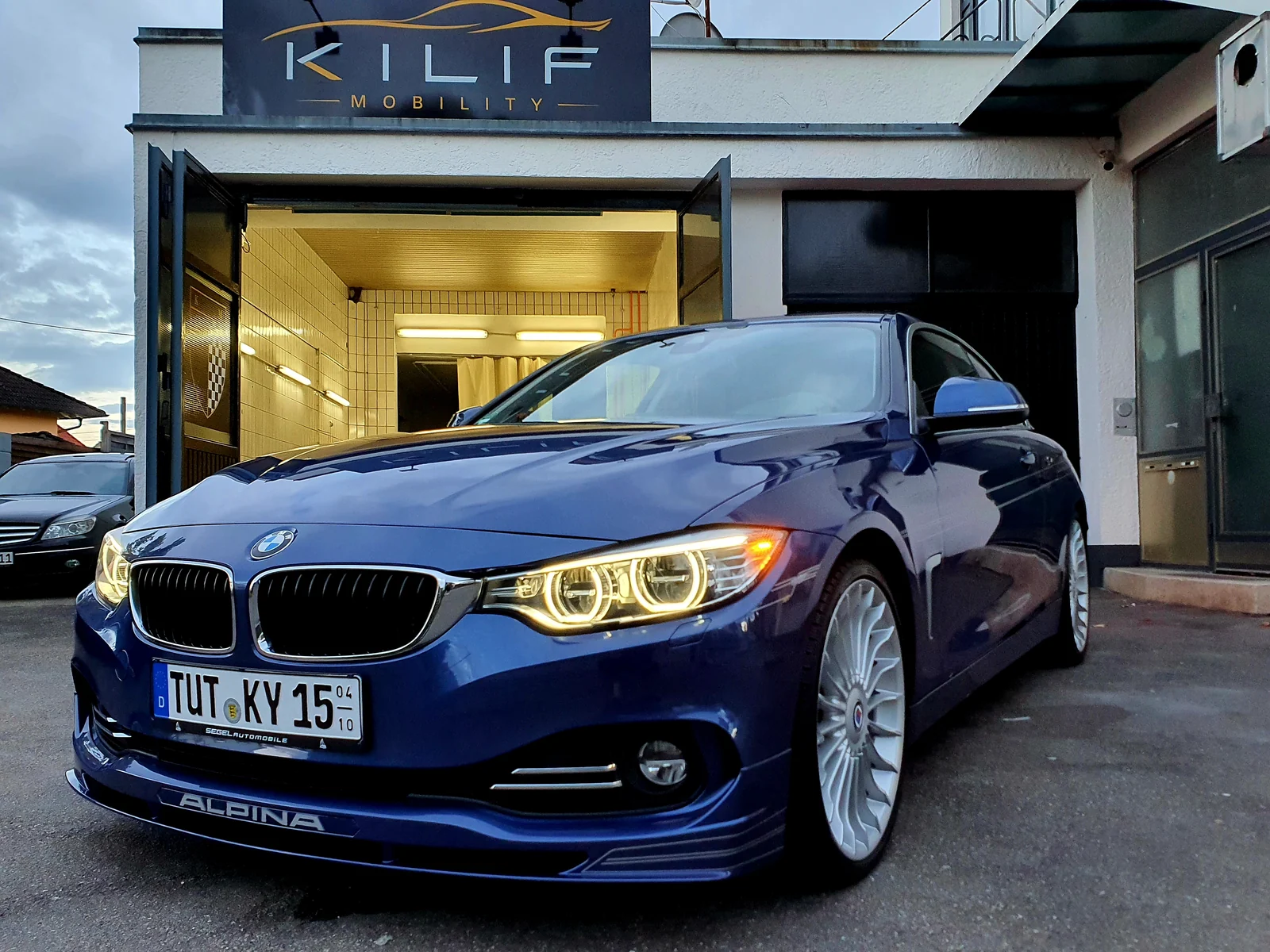 Blauer BMW Alpina vor der KILIF-Mobility-Halle